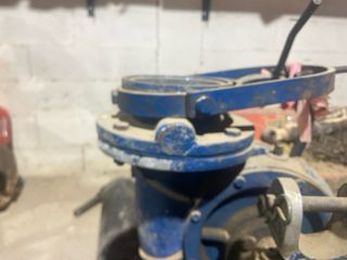 Bomba de riego industrial azul