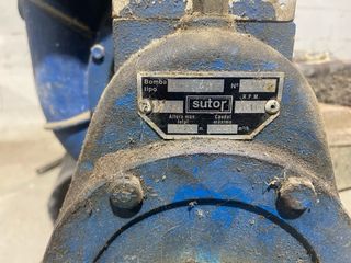 Bomba de riego industrial azul