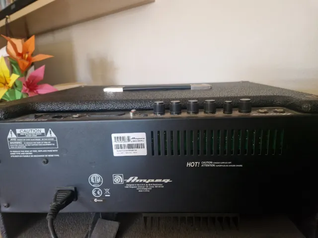 Ampeg BA115HPU Amplificador Bajo