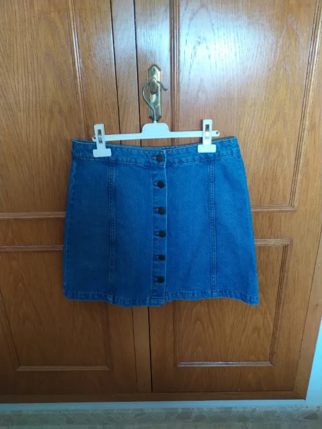 Falda vaquera corta con botones