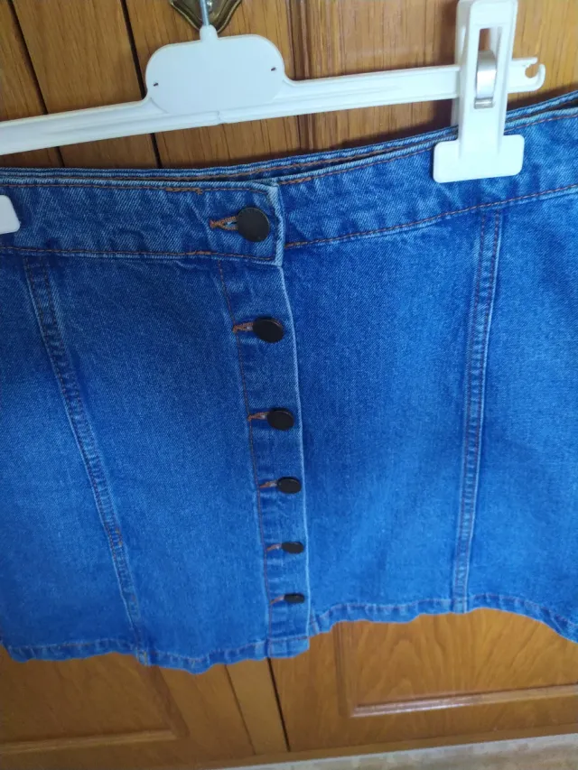 Falda vaquera corta con botones