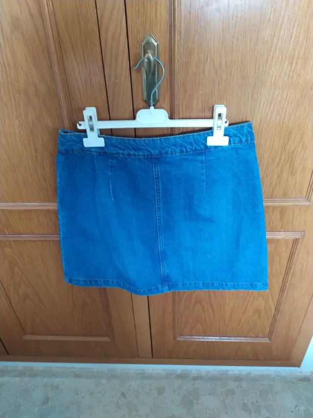 Falda vaquera corta con botones