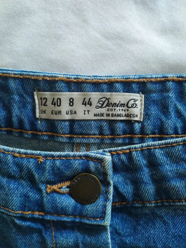 Falda vaquera corta con botones