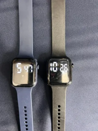 Coppia di orologi digitali LED