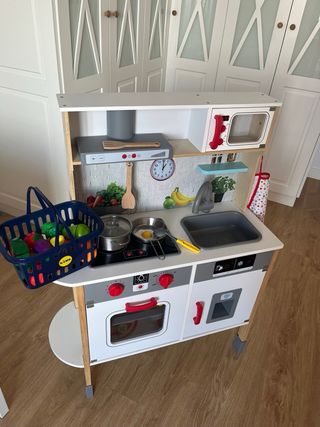 Cocinita de juguete de madera con accesorios