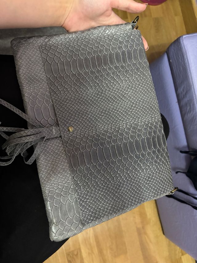 Bolso gris amplio efecto piel serpiente