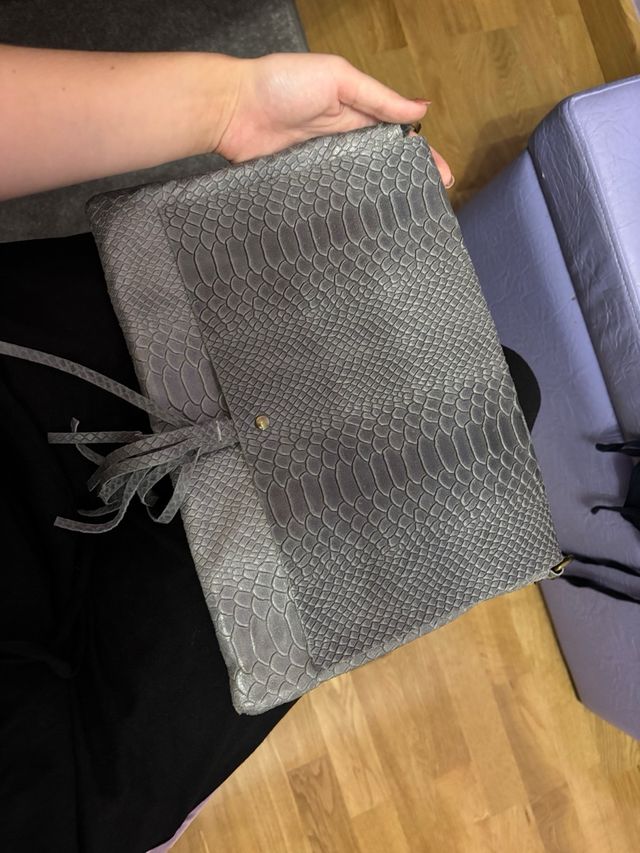 Bolso gris amplio efecto piel serpiente