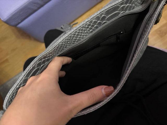 Bolso gris amplio efecto piel serpiente