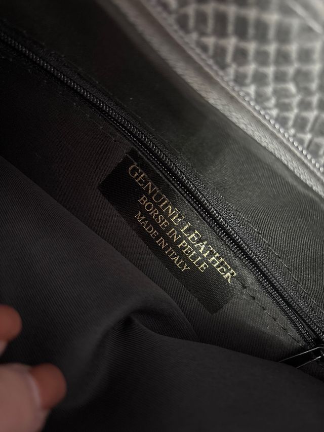 Bolso gris amplio efecto piel serpiente