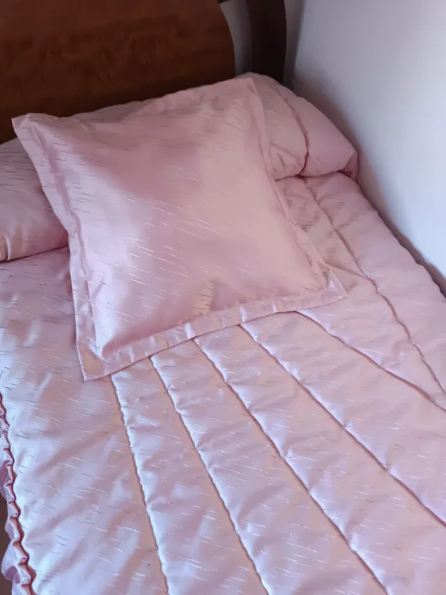 Cama de madera con cabecero curvo