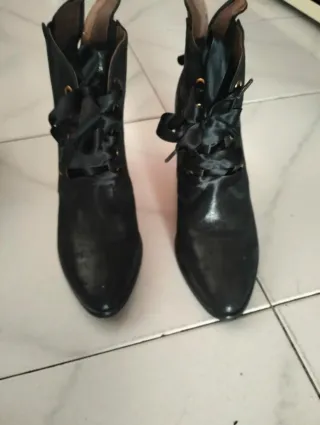 Stivaletti tacco neri con lacci