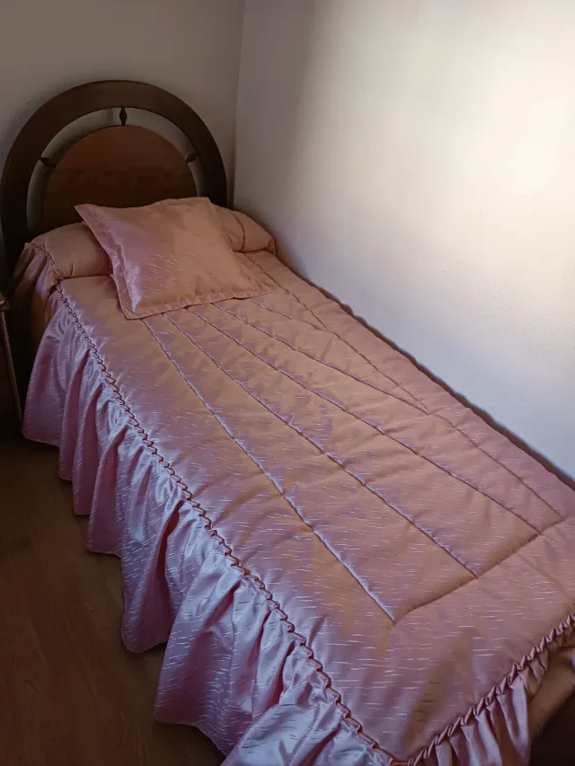 Colcha rosa con cojín