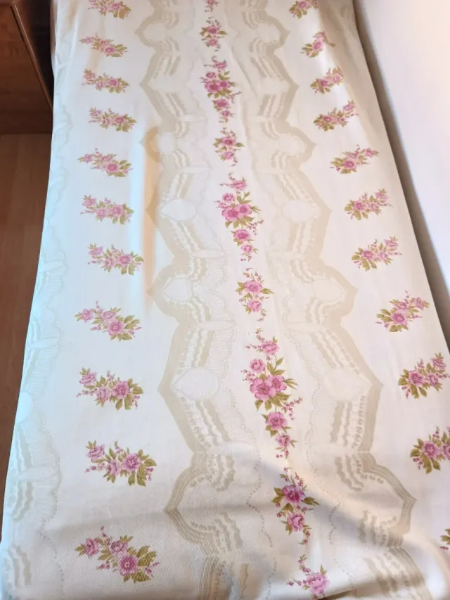 Colcha floral rosa y blanca