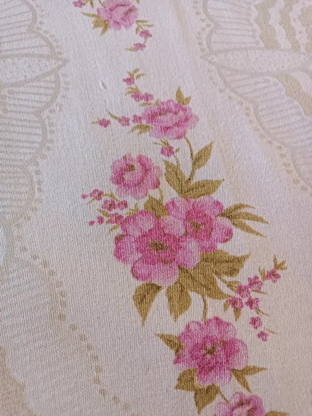 Colcha floral rosa y blanca