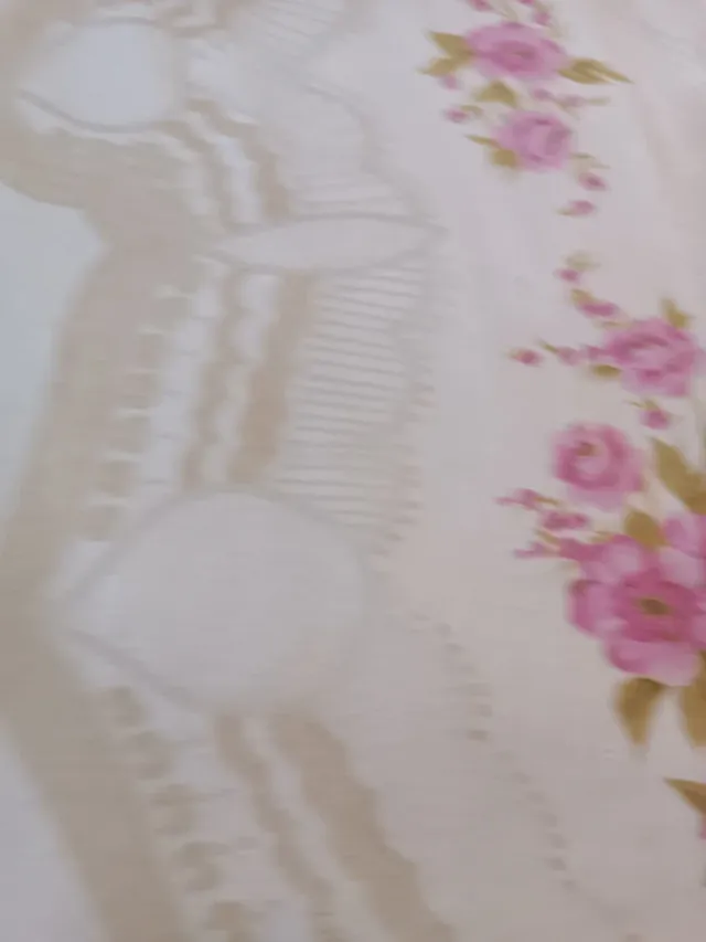 Colcha floral rosa y blanca