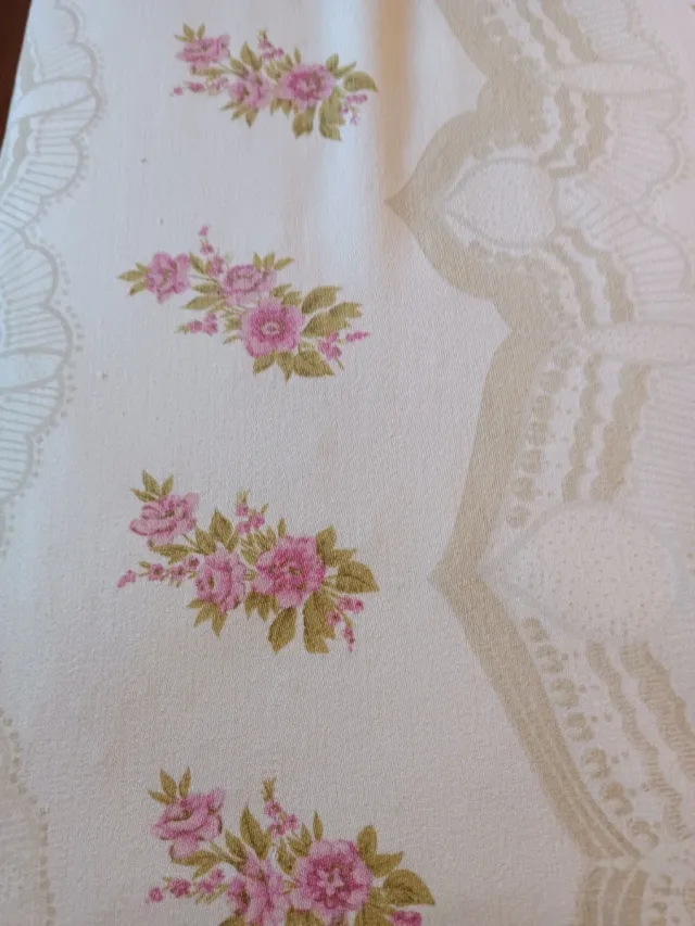 Colcha floral rosa y blanca