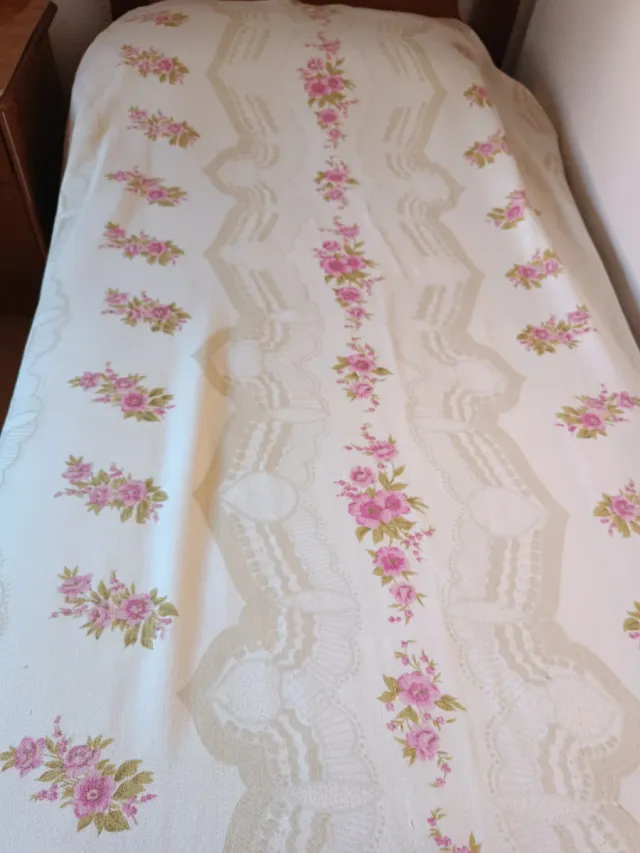 Colcha floral rosa y blanca