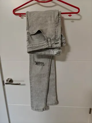 Pantalón vaquero gris claro