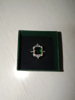 Anillo verde con detalles plateados