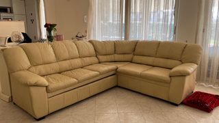 Divano angolare in pelle beige con letto estraibil