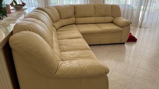 Divano angolare in pelle beige con letto estraibil