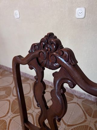 Silla de nogal con tapizado floral