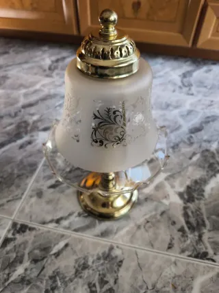 Lámpara de mesilla dorada y cristal