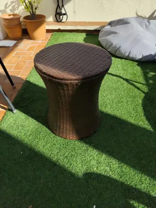 Mesa para exterior con porta bebidas