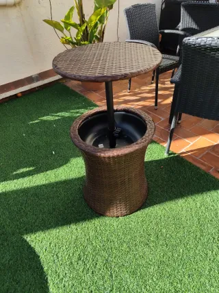 Mesa para exterior con porta bebidas