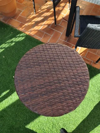 Mesa para exterior con porta bebidas