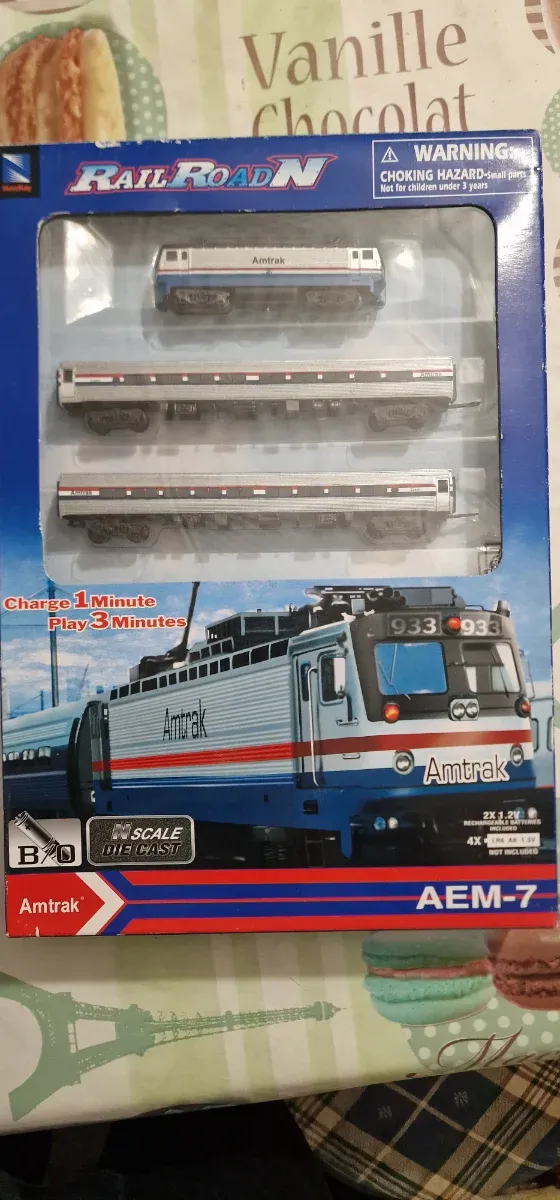 Tren a pilas Amtrak AEM-7 Escala N