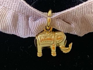 Pulsera de cinta rosa con charm de elefante dorado
