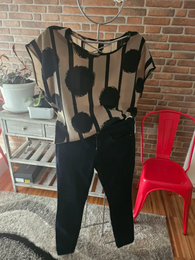 Blusa Beige y Negra Talla Única y vaquero azul osc