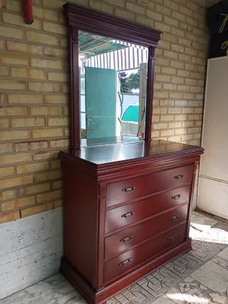 Cómoda de madera con espejo