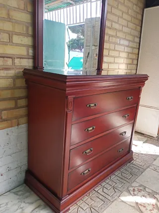 Cómoda de madera con espejo