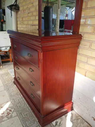 Cómoda de madera con espejo