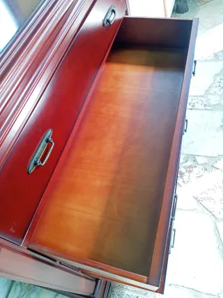 Cómoda de madera con espejo