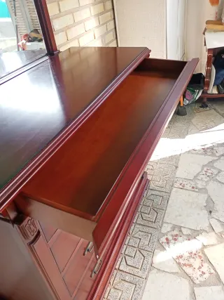 Cómoda de madera con espejo