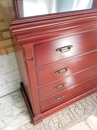 Cómoda de madera con espejo