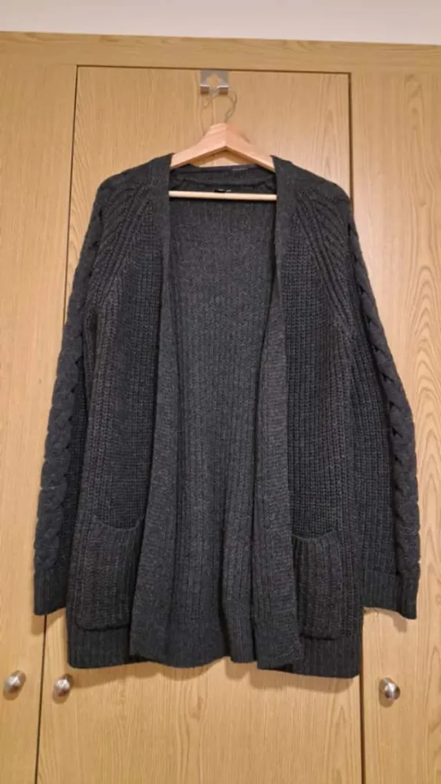 Chaqueta de punto gris oscuro con trenzas