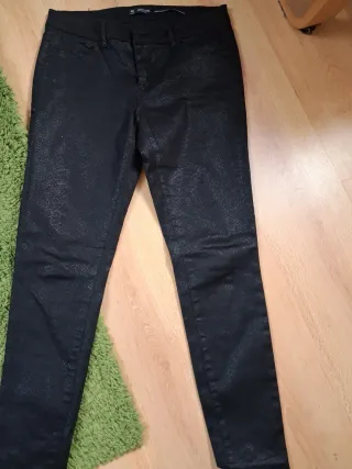 Pantalón pitillo negro estampado