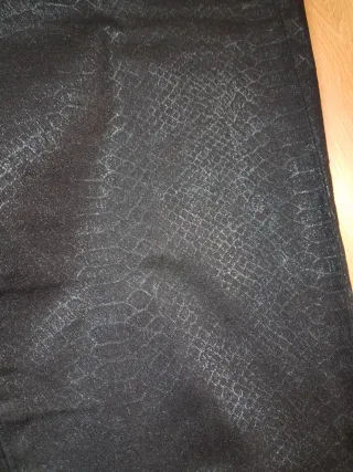 Pantalón pitillo negro estampado