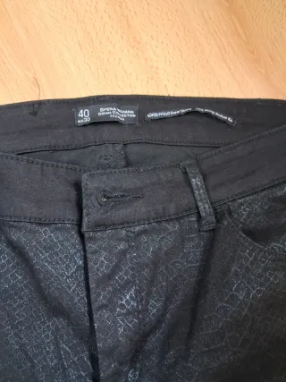 Pantalón pitillo negro estampado