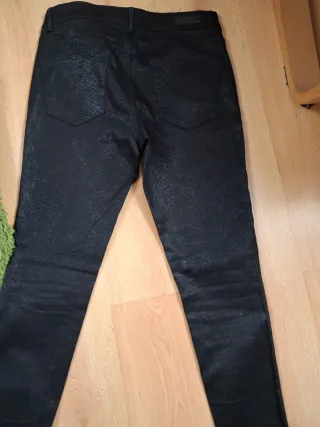 Pantalón pitillo negro estampado