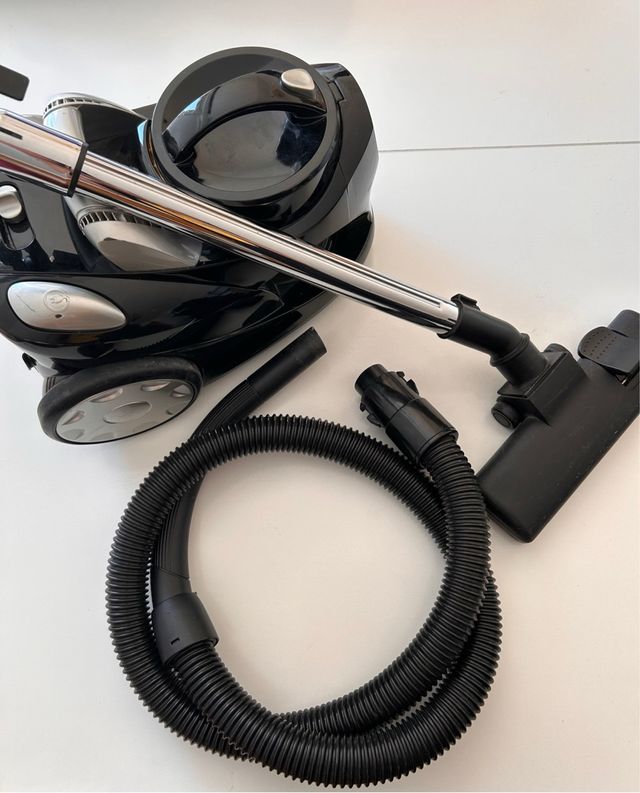 Aspiradora Becken Voom 2000W.