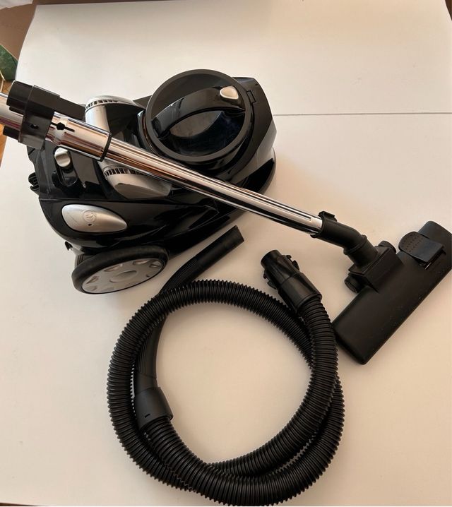 Aspiradora Becken Voom 2000W.