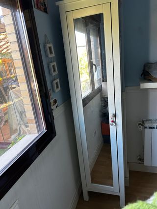 Armario alto blanco con espejo