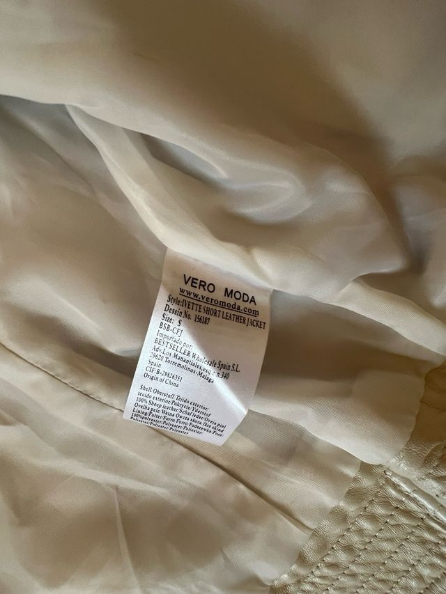Chaqueta de piel Vero Moda blanca.Nueva