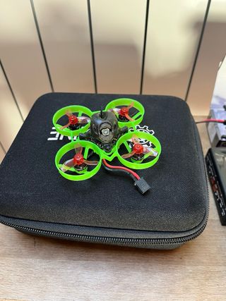 Dron FPV MOBULA 6 con cargador y baterías