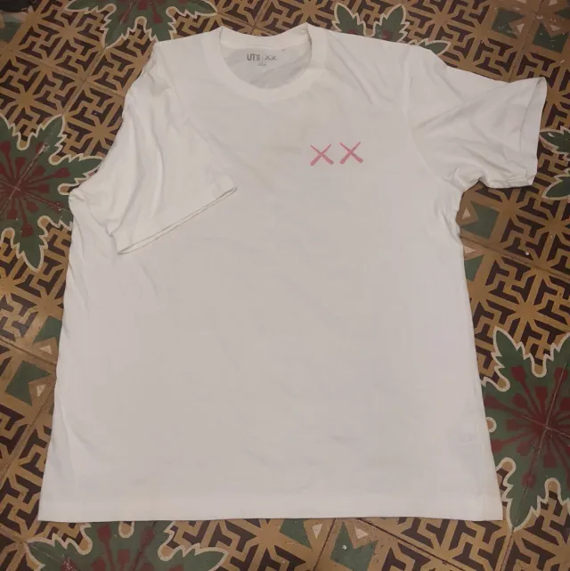 Camiseta Uniqlo x KAWS Blanca